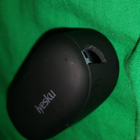 Iyesku True Wireless Bluetooth Earbuds Black with Charging Case and USB Cable - Picture 6 of 6